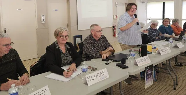 photo  la présidente michèle bedouet (debout) a animé cette rencontre entourée des élus et de son bureau.  &copy;  ouest-france 