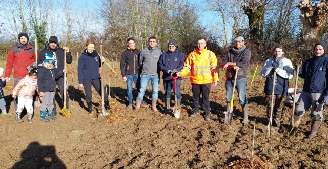 photo  une partie des acteurs de la plantation des arbres samedi matin, près de laseris.  &copy;  co 