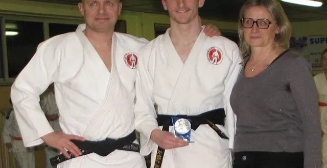 photo  présidente et professeur à l’heure des félicitations pour baptiste.  &copy;  le maine libre 