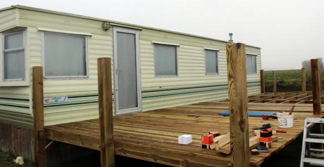 photo  une grande terrasse de 36 m2 sera disponible pour ce mobile home de six places adultes. le second comporte quatre places adultes.  &copy;  le maine libre 