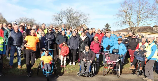 photo  photo de familles des participants juste avant le départ du défi solidaire.  &copy;  le maine libre 