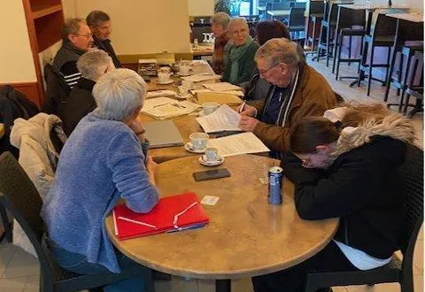 photo  les responsables de rand’aune et loir lors d’une réunion.  &copy;  le maine libre 