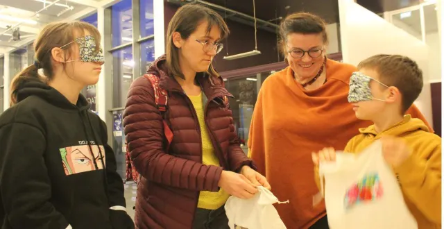 photo  agnès bertin (deuxième à droite) invite régina kermin, venue avec ses enfants guillaume et élisa, à découvrir des éléments de la forêt à travers l’exploitation des cinq sens.  &copy;  le maine libre 