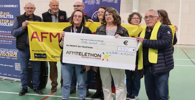 photo  guy papin a reçu des mains de la présidente du bhbc, clémentine maley-patey, un? chèque de 336 €.  &copy;  le maine libre 