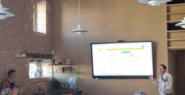 photo  les représentants du cercle généalogique et des archives départementales ont éclairé les participants.  &copy;  co 