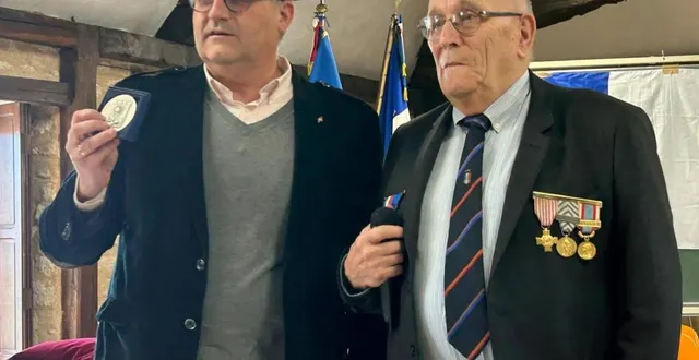 photo  joseph chatel, présidentde l'unc, a remis la médaille d'argent à olivier fouillet.  &copy;  co 