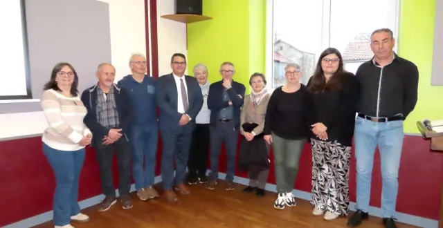 photo  les élus et le personnel de la commune d’aubigny lors des vœux du maire, dimanche.  &copy;  co 