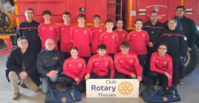 photo  christophe collot et dominique allard (au 1er plan, en partant de gauche) dimitri gouget (à l’arrière-plan) ; l’adjudant-chef auber, le lieutenant alliot et jean-françois coulot (à droite), avec les jsp.  &copy;  co 