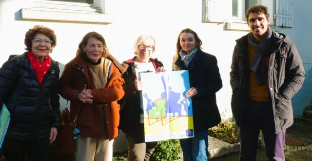 photo  les bénévoles de lire et faire lire, à gauche, habitantes de saint-maixent, apprécient ces temps de lecture partagée avec les élèves.  &copy;  ouest-france 