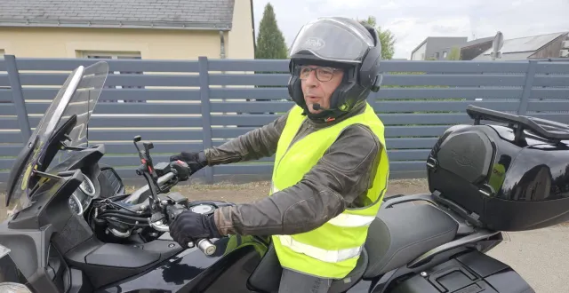 photo  philippe poirier prêt à partir sur sa moto.  &copy;  co 