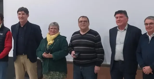 photo  trois bénévoles ont reçu la médaille de la ville, dont deux étaient  présents ; lolita rouaud, du football, et jean-noël puech, du tennis  (au centre).  &copy;  co 
