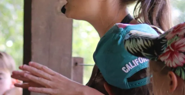 photo  perrine alibert-patin est responsable pédagogique au refuge de l’arche. elle est en charge de toutes les actions en lien avec le public : visiteurs, scolaires et temps de médiation comme celui proposé à la bibliothèque.  &copy;  co 