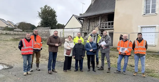 photo  les élus entourant les services techniques de la ville et les représentants de meldomys en charge du projet.  &copy;  co 