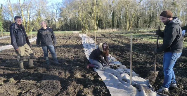 photo  l’adjoint jean-philippe ropers et le président laurent méraut sur le chantier, aux côtés des bénévoles.  &copy;  co 
