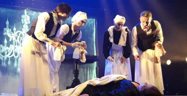 photo  des tableaux magnifiquement mis en scène et éclairés.  &copy;  co 