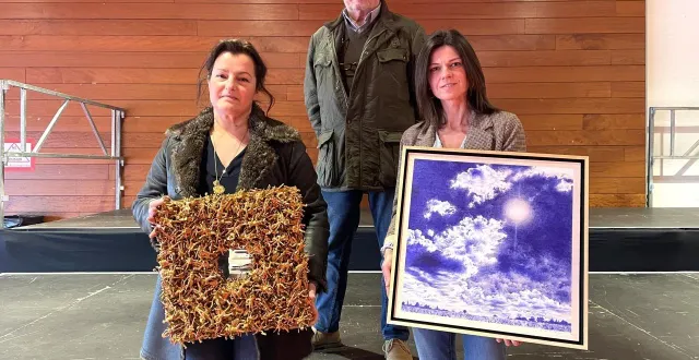 photo  francis delaune, brocanteur, entouré de deux artistes, sophie chopin (à gauche) et estelle chauvin. celles-ci exposeront lors de la 23e édition du salon antiquités brocante, les 7 et 8 février 2026, au parc des expositions de segré-en-anjou bleu.  &copy;  ouest-france 