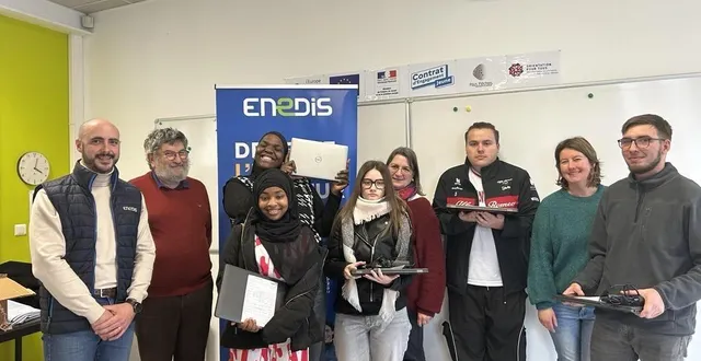 photo  six jeunes de la mission locale de la flèche (sarthe) ont reçu un ordinateur portable reconditionné offert par enedis, lundi 26 janvier 2026.  &copy;  ouest france 