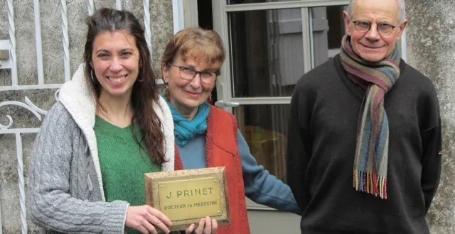 photo  jean prinet, l’un des enfants des docteurs jean et madeleine prinet, son épouse thérèse et leur fille marie, devant la maison familiale qui faisait également office de cabinet et dont ils vont se séparer.  &copy;  ouest-france 