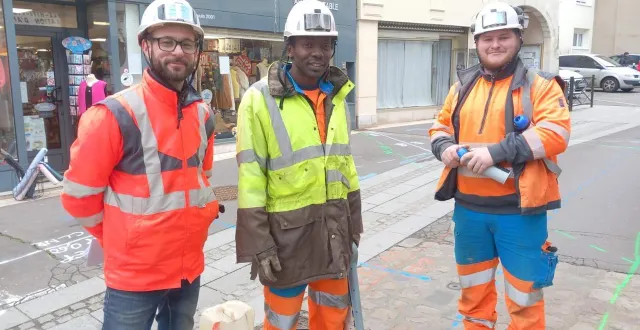 photo  alexandre rougemont, chef de chantier, en compagnie de « ses gars » ali et florian.  &copy;  le maine libre 