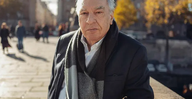 photo  didier decoin, un nom de la littéraire française, sous les feux de la rampe au printemps du livre.  &copy;  benjamin decoin/stock 