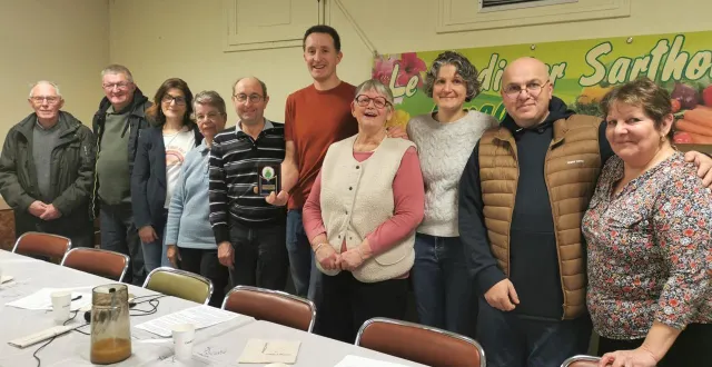 photo  de nouvelles personnes vont s’impliquer au sein du bureau. la médaille de la reconnaissance du jardinier sarthois a été remise à sébastien cherré, l’ancien président qui a œuvré quinze années durant.  &copy;  le maine libre 