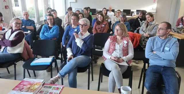 photo  la ménitré, le 26 janvier 2026. au premier plan, nathalie monnot et marie legros, déléguées régionales du collectif de la fleur française, lors de la rencontre annuelle au cnph-piverdière.  &copy;  co - agathe le nueff 