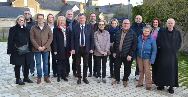 photo  1er rang, de gauche à droite : sandra leroy, patrick chotard, yvette gibon, pascal lelièvre, hélène congard, daniel lanceleur, marie-antoinette goupil de bouillé, jean-philippe duval. 2e rang : romaric joly, audrey froger, frédéric top, guillaume chambraud, cécile daillières, florian corbin, cécile paré.  &copy;  le maine libre 
