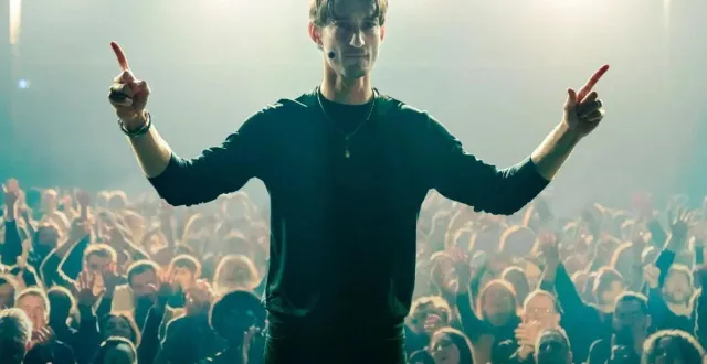 photo  l’acteur pierre niney dans la peau du gourou. ?  &copy;  photo wy productions 