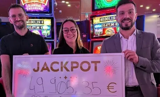 photo  hector freitas, directeur des jeux (à droite), et deux de ses collaborateurs présentent le chèque remis à l’heureux gagnant du casino de ouistreham (calvados), mercredi 28 janvier 2026.   &copy;  casino ouistreham 
