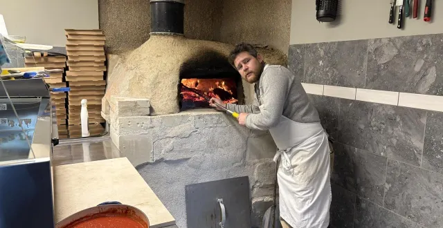 photo  christophe devant son four, qu’il a lui-même conçu avec de la terre et du chanvre.  &copy;  co 