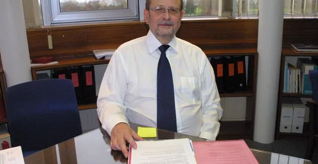 photo  daniel guerreau dans son bureau du ganil en 2007.  &copy;  archives ouest-france 