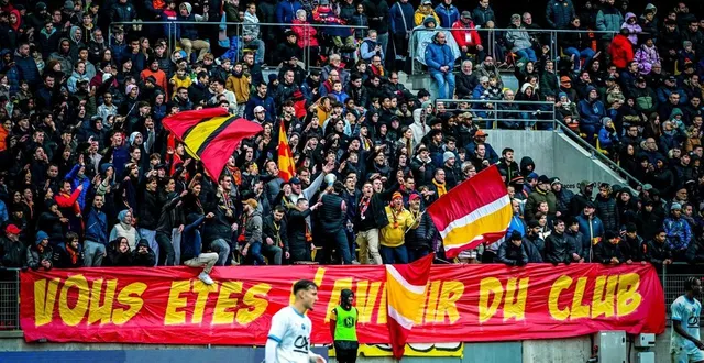photo  « vous êtes l’avenir du club » : cette affiche de supporters du mans fc résume bien les enjeux de la coupe gambardella pour les jeunes joueurs.  &copy;  photo le maine libre - yvon loué 