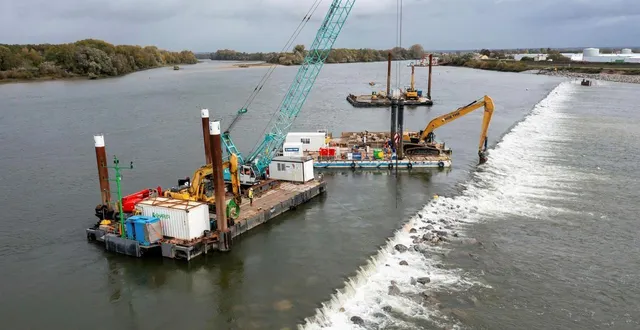photo  au cours des travaux de rééquilibrage du lit du fleuve la loire, des barges équipées de pelleteuses ont ajouté de la roche aux épis rocheux qui avaient disparu avec les courants.  &copy;  franck dubray 