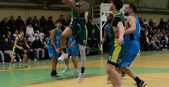 photo  les joueurs de saint-pavin (en vert) s’étaient inclinés à domicile contre touraine bc, en nationale 3, samedi 13 décembre.  &copy;  le maine libre 