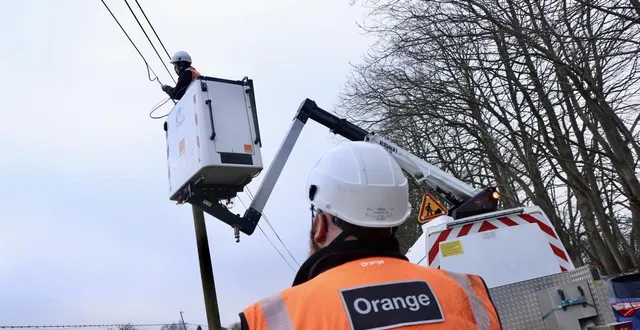 photo  depuis le passage de la tempête goretti, les agents d’orange multiplient les réparations, pour rétablir le réseau de téléphonie, comme ici dans la manche, le département le plus touché, dans lequel 700 poteaux doivent être réparés.  &copy;  ouest-france 