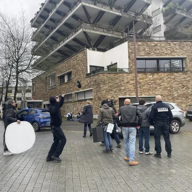 photo entre deux averses, le tournage se poursuit quai françois-mitterrand, à nantes.  ©  ouest-france
