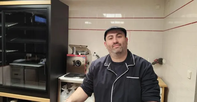 photo  c’est jonathan médard qui vient de reprendre la boucherie de l’iton, fermée depuis octobre dernier et qui ouvrira vendredi 6 février.  &copy;  ouest-france 