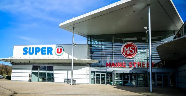 photo  la chocolaterie leonidas est située à l’intérieur de la galerie marchande de super u.  &copy;  le maine libre - yvon loué 