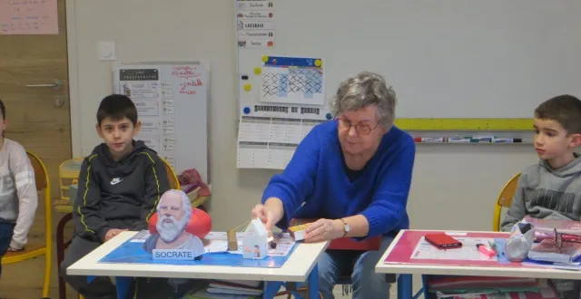 photo  isabelle jehl, de l’association savoir être et vivre ensemble (seve), ouvre son atelier philo en allumant la lumière de la connaissance.  &copy;  ouest-france 