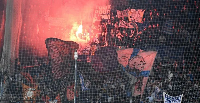 photo  environ 800 supporters de l’om étaient réunis dans le parcage visiteurs, en plus des fans marseillais éparpillés dans les travées de raymond-kopa.  &copy;  afp 