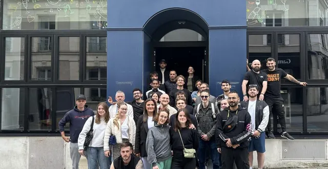photo  l’équipe du restaurant la cour lors de réouverture en 2024 après plusieurs mois de travaux, à la suite de l’extension de 100 m² de l’établissement.  &copy;  ouest-france 