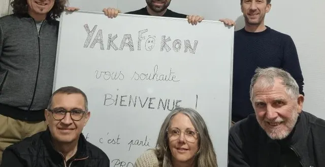 photo  cyril reuillon (au centre, debout) et une partie des membres de l’association yakafokon.  &copy;  co 