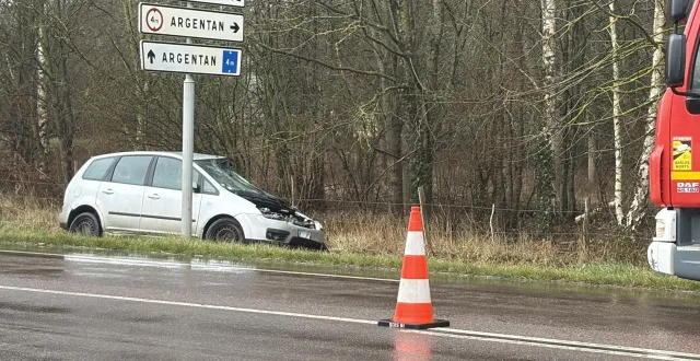photo  la voiture impliquée dans un accident de la circulation à sées vendredi 30 janvier 2026.  &copy;  ouest-france 