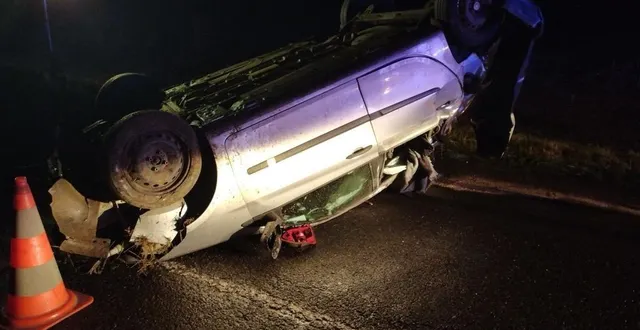 photo  la renault clio a réalisé plusieurs tonneaux après avoir mordu le bas-côté de la route.  &copy;  gendarmerie des deux-sèvres 