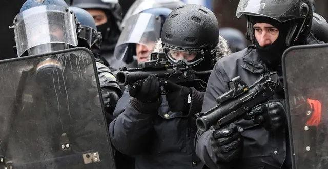 photo  un policier d’angers a été mis en examen après un tir de lbd. ?  &copy;  afp – valery hache 
