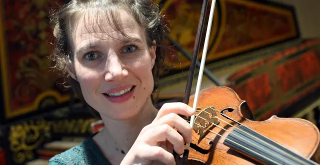 photo  à la folle journée, la violoniste alice julien-laferrière joue des fables de la fontaine, mises en musique.  &copy;  jérôme fouquet/ouest-france 