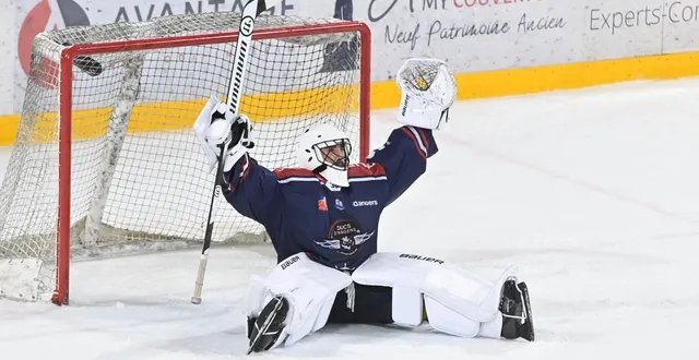 photo  jacob smith exulte. le gardien des ducs d’angers est sorti vainqueur de la série des tirs de fusillade.  &copy;  sébastien aubinaud 
