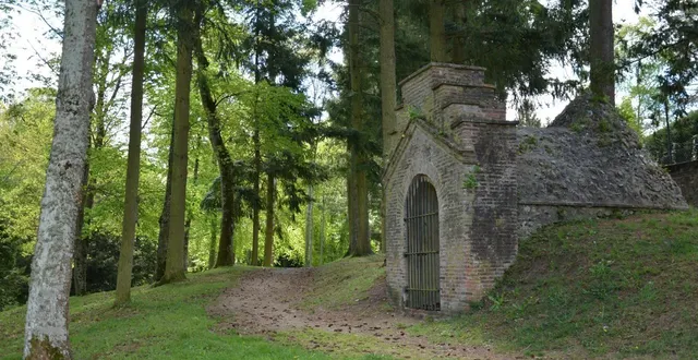 photo  construite par émile jumeau en même temps que la villa jumeau en 1866, à cette époque le parc était la propriété de la famille jumeau. celui-ci était le directeur de l’usine de montreuil, pour l’anecdote, il commercialisa les poupées jumeau, qui sont célèbres dans le monde entier. la villa jumeau était appelée par les longnyciens 