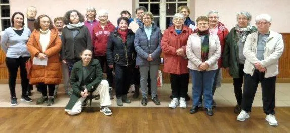 photo  des membres de l’association avec la professeure de yoga, accroupie.  &copy;  ouest-france 