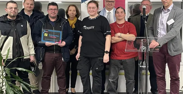 photo  au premier plan et au centre de la photo, jonathan, victoria et philippe, les ouvriers de l’esat verrois travaillant pour le groupe itec.  &copy;  ouest-france 